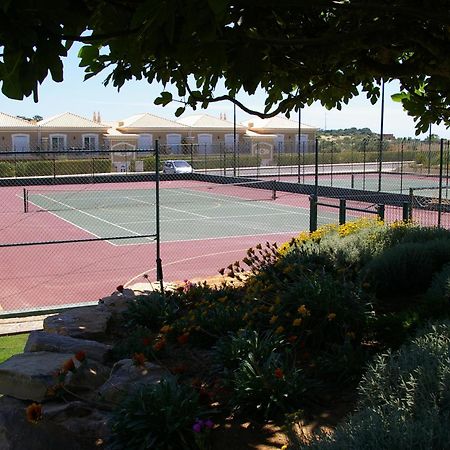 ボアヴィスタ ゴルフ&スパ リゾート ラゴス エクステリア 写真 Tennis courts at the resort