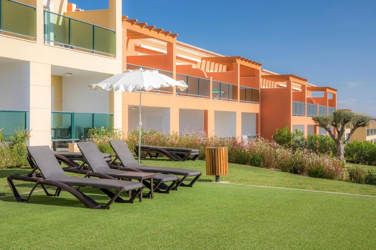 ボアヴィスタ ゴルフ&スパ リゾート ラゴス エクステリア 写真 Artificial grass at a resort