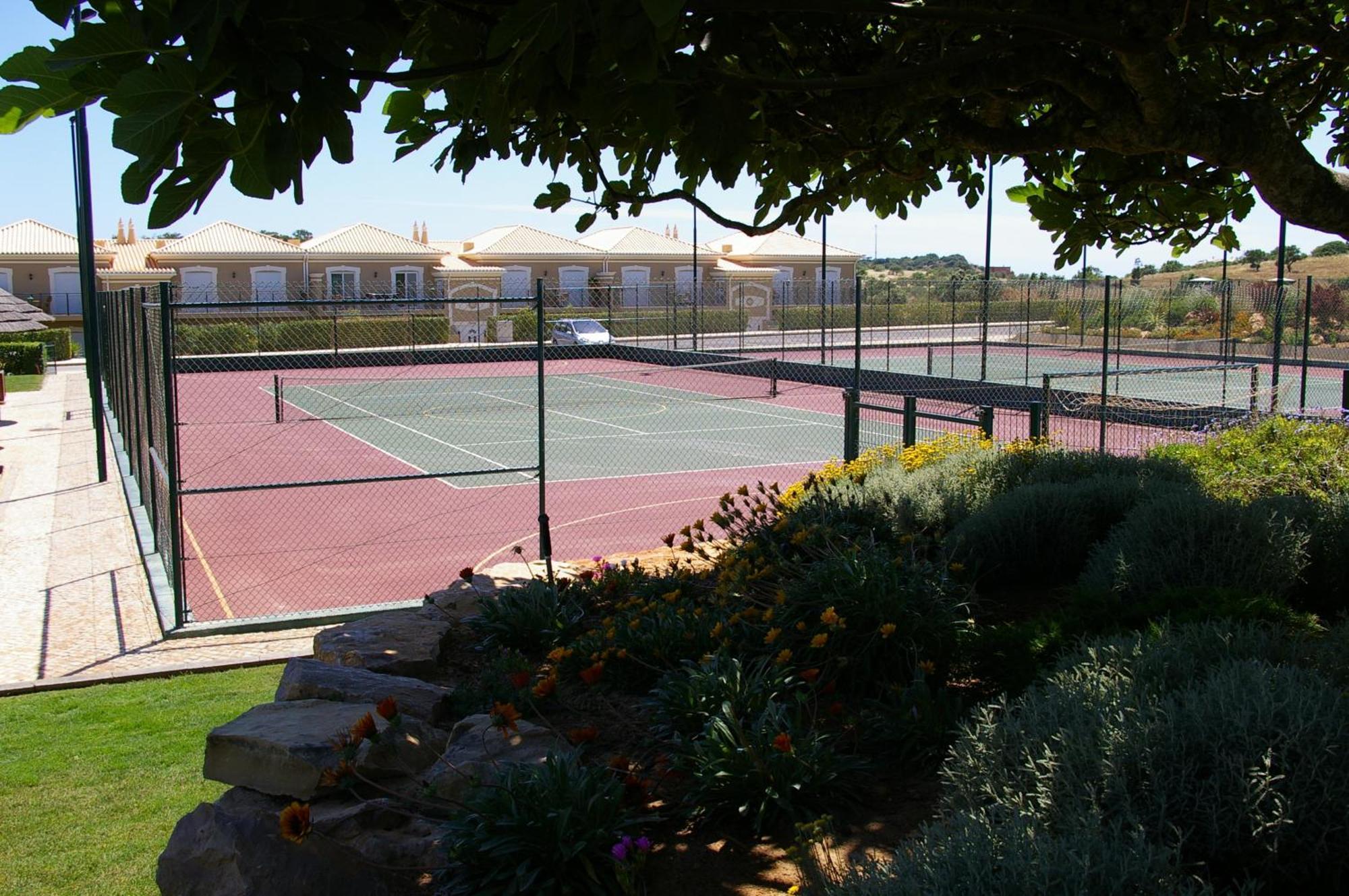 ボアヴィスタ ゴルフ&スパ リゾート ラゴス エクステリア 写真 Tennis courts at the resort